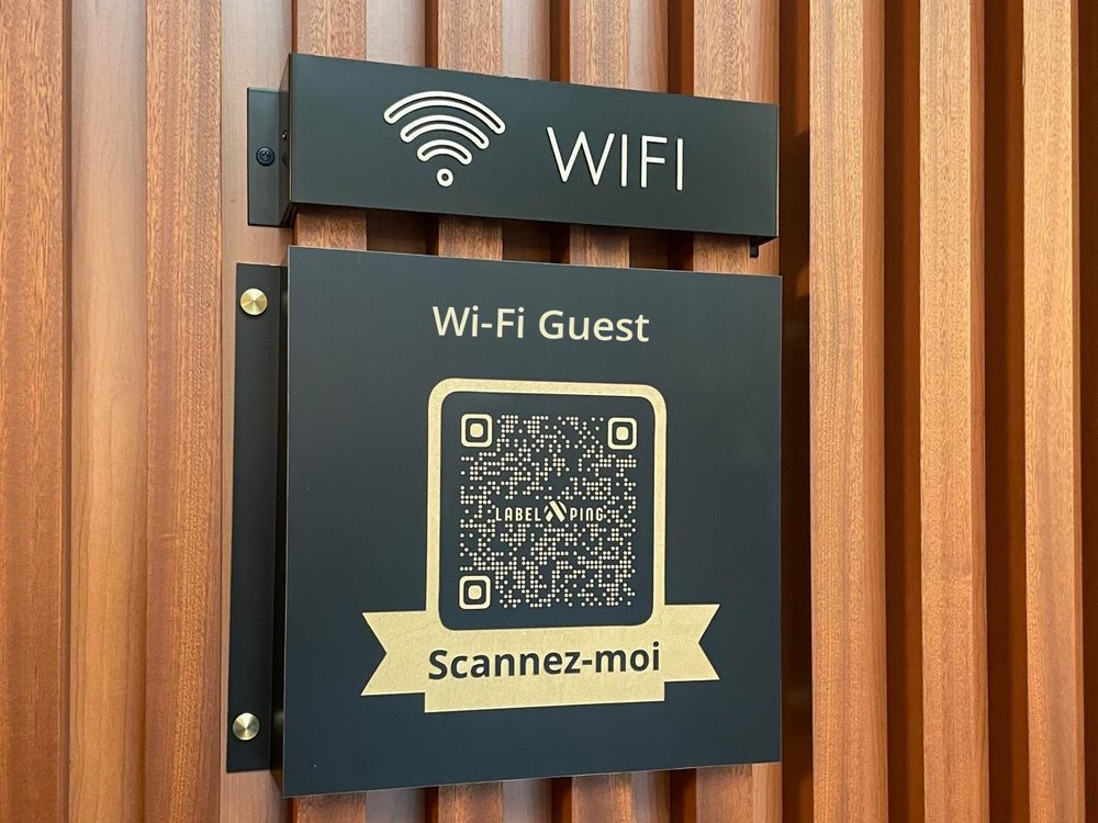 Panneau Wi-Fi invités avec QR code LabelPing installé dans un hall d’immeuble